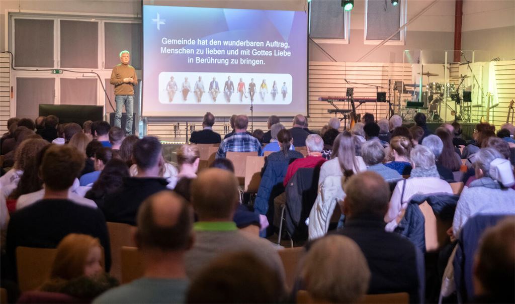 Pastor Dietrich Ebeling animiert zum Austausch mit den Menschen. Foto: Fotomoment