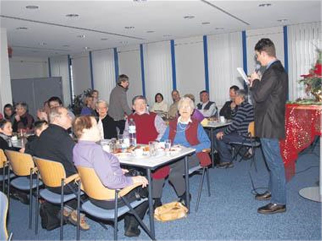 Pastor Markus Kersten erzählt den Besuchern eine zu Weihnachten passende Geschichte.Foto: Filitz