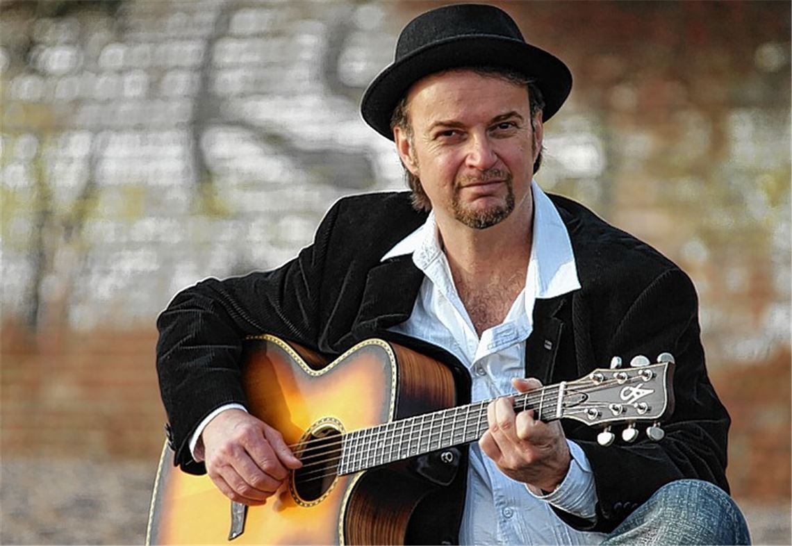 Pat Fritz ist seit 1990 als Soulmusiker tätig. Er bekam eine Goldene Schallplatte der Plattenfirma edel music für den Song „Someday“. Als Musiker begleitet Fritz den Schauspieler Ralf Bauer bei seinem Bühnenprogramm „Bauer in Love“. Am 28. März gastiert Pat Fritz im Mühlehof.