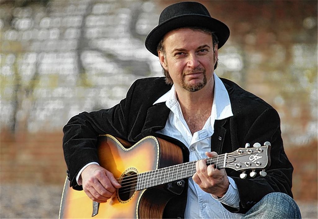 Pat Fritz ist seit 1990 als Soulmusiker tätig. Er bekam eine Goldene Schallplatte der Plattenfirma edel music für den Song „Someday“. Als Musiker begleitet Fritz den Schauspieler Ralf Bauer bei seinem Bühnenprogramm „Bauer in Love“. Am 28. März gastiert Pat Fritz im Mühlehof.