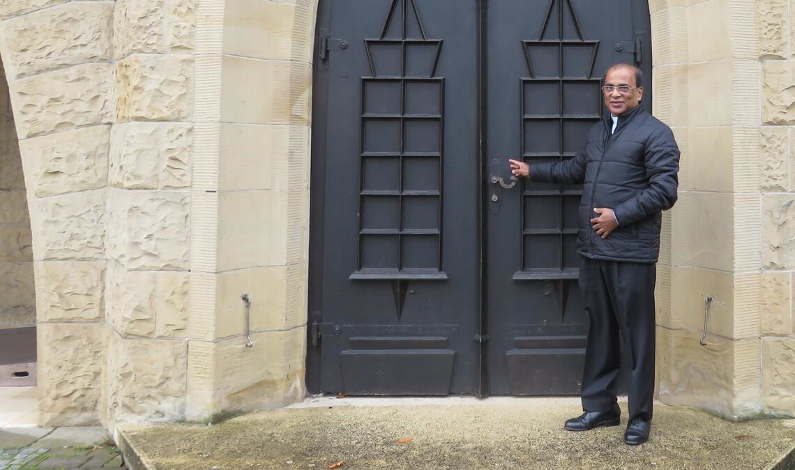 Pater Georg am Eingang der Herz-Jesu-Kirche. Fotos: Becker