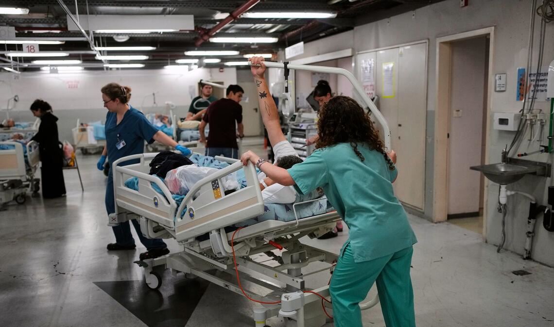 Patienten in Israel werden nach einem iranischen Raketenangriff in eine geschützte unterirdische Einrichtung gebracht.