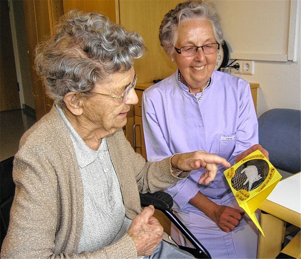 Patientin Emma Burger, stolze 100 Jahre alt, ist an ihrer Umwelt sehr interessiert und erzählt Hannelore Roos von Katze Nicky.