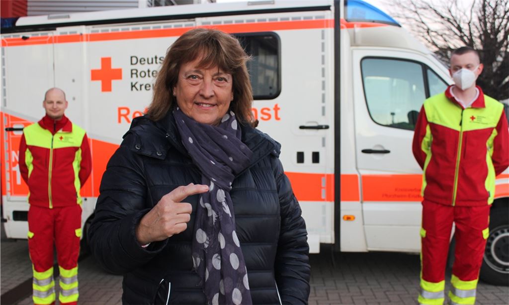 Patientin trifft Rettungskräfte: Regina Fuchs bedankt sich in der DRK-Wache in Remchingen bei Matthias Bothfeld (li.) und Tobias Ehrhard. Foto: Daniela Kneis/DRK