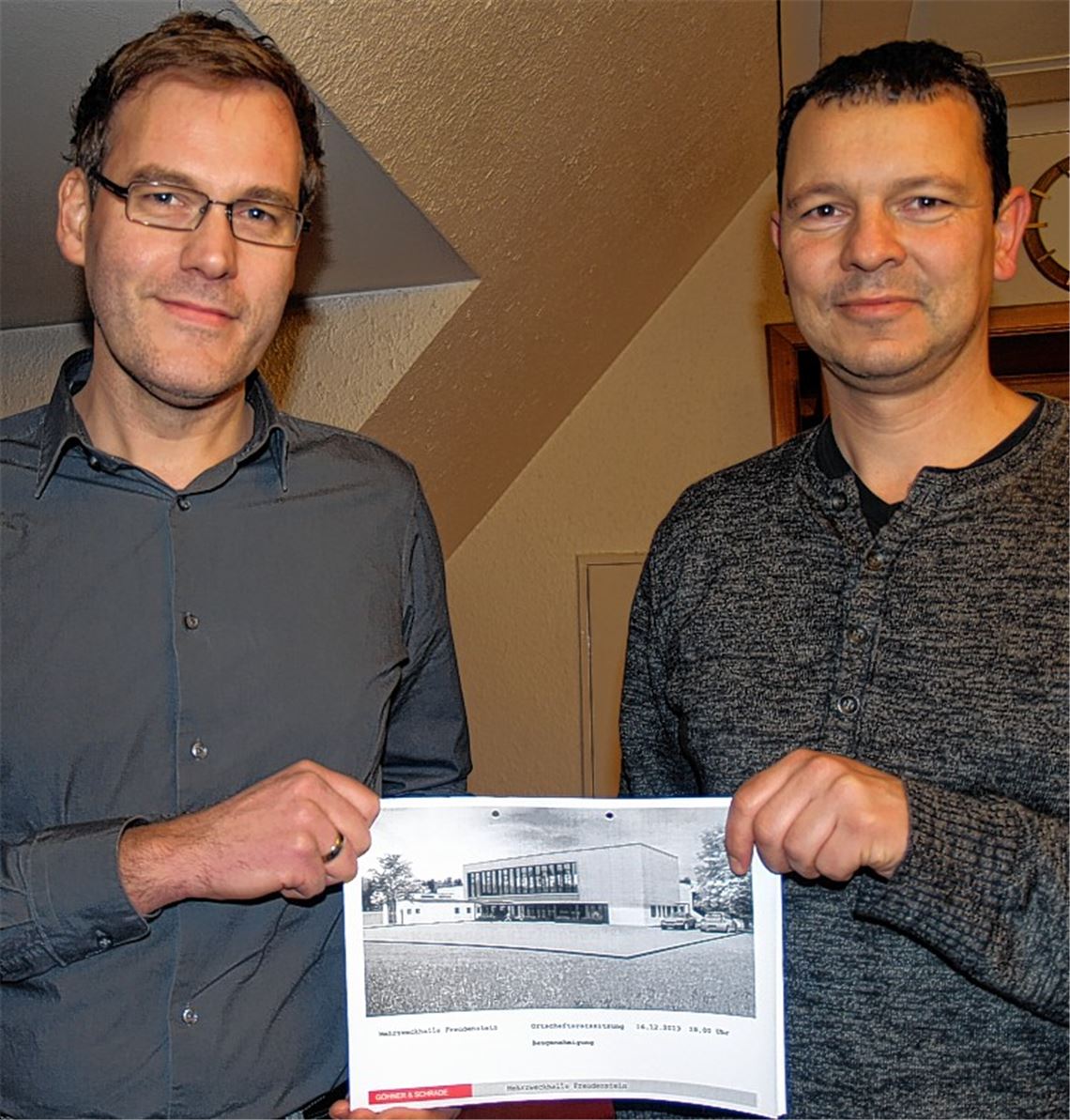 Patric Göhner (li.) und Gunther Schrade mit ihrem Entwurf für eine „neue“ Mehrzweckhalle für Freudenstein.
