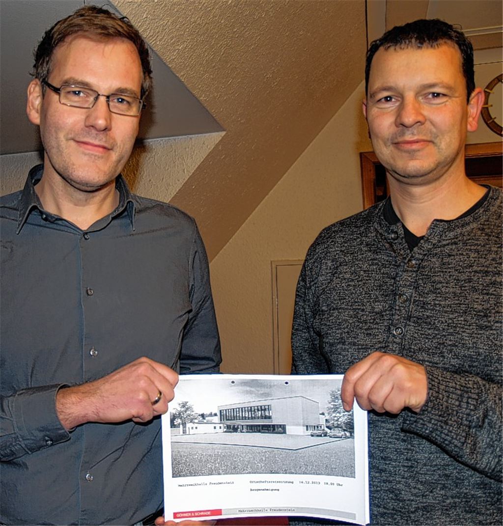 Patric Göhner (li.) und Gunther Schrade mit ihrem Entwurf für eine „neue“ Mehrzweckhalle für Freudenstein.