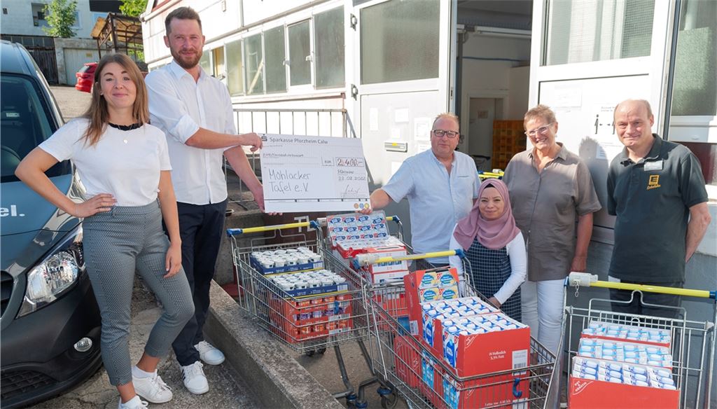 Patricia Schmidgall und Sören Genthner überreichen die ersten Lebensmittel an Dietmar Bäuchle, Hanife Barutcu und Irmgard Muthsam-Polimeni vom Mühlacker Tafelladen. Geliefert hat die Ware Markus Niemitz (v.li.) vom Edeka-Markt Mühlacker. Foto: Fotomoment