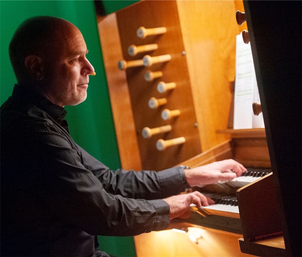 Patrick Gläser rockt auf der Walcker-Orgel in der Georgskirche.Foto: Fotomoment
