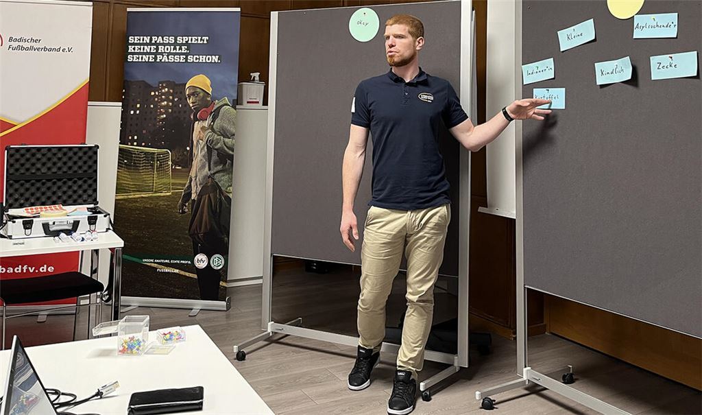 Patrick Orf, Badischer Sportbund Nord, diskutiert mit Fußballtrainern, wie sie besser mit Fremden und Minderheiten umgehen. Foto: bfv