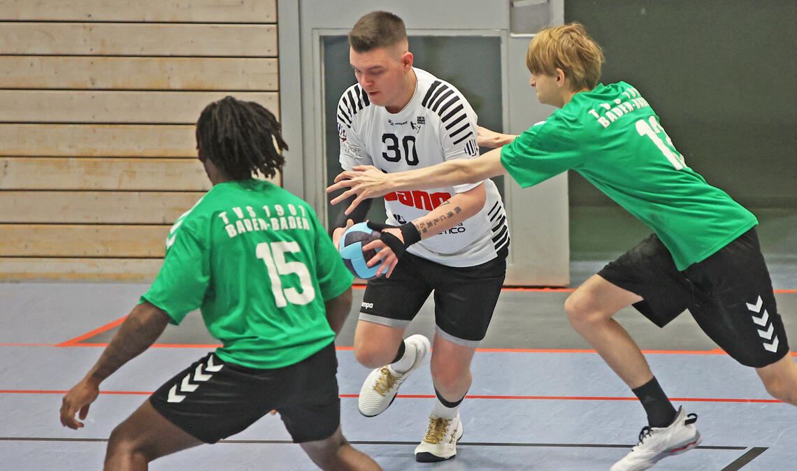 Patrick Schütz (am Ball, SGWN) kämpft sich durch die gegnerische Abehr.