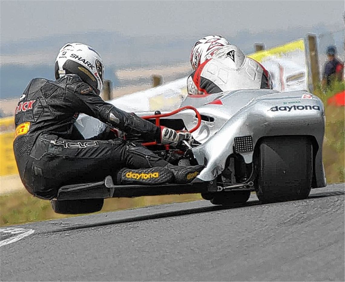 Patrick Vincon (li.) sprang in der vergangenen Saison als Beifahrer bei Seitenwagen-Rennen ein, nun übernimmt er die Fahrerposition. Archivfoto: Talmon