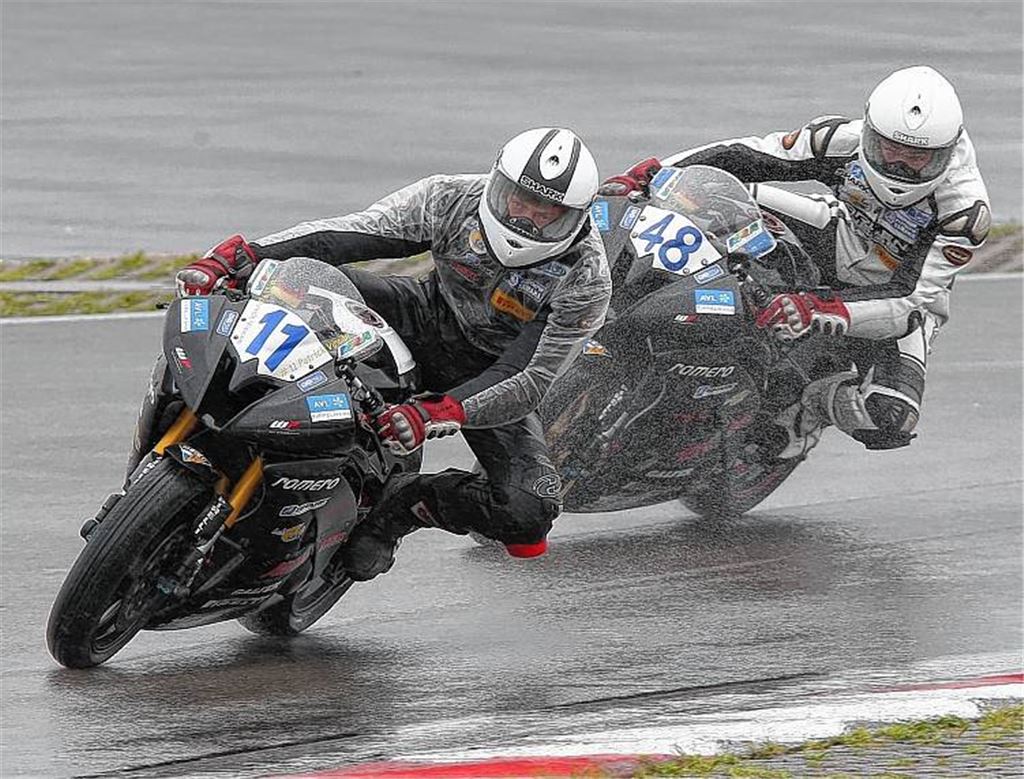 Patrick Vincon (li.) und Dominik Vincon auf glitschigem Asphalt: Rutscht ihre Rennfahrerkarriere endgültig ins Aus? Foto: Talmon