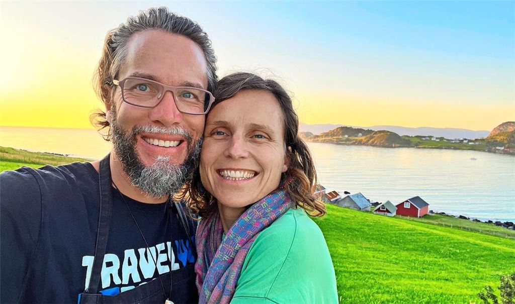 Patrick und Anna Hemminger vor norwegischem Sonnenuntergang