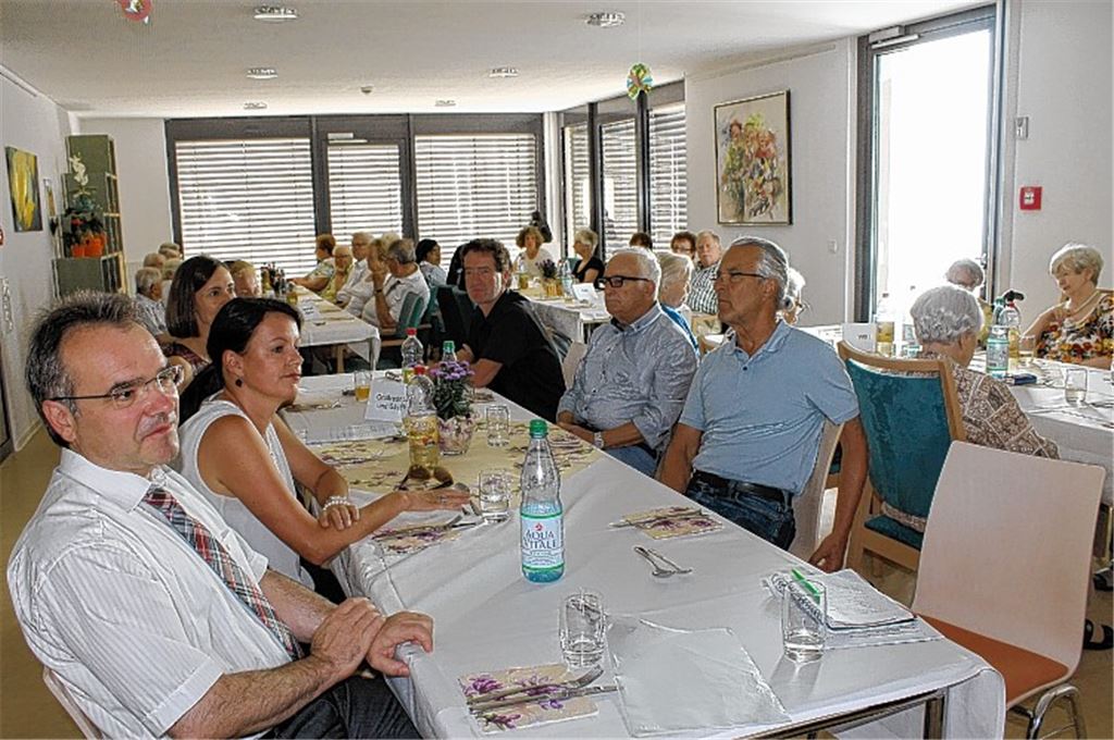 Patroziniumsfest im Illinger Seniorenzentrum St. Clara mit Einrichtungsleiter Markus Schellinger (li.) und der CDU-Landtagsabgeordneten Viktoria Schmid (2. v. li.).