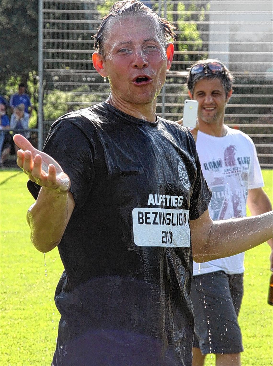 Patschnass nach einer Bierdusche, aber nach dem Relegationsspiel rundum glücklich und erleichtert: Trainer Thomas Fritsch war schon beim letzten Bezirksliga-Aufstieg des SV Illingen dabei. Foto: Eigner
