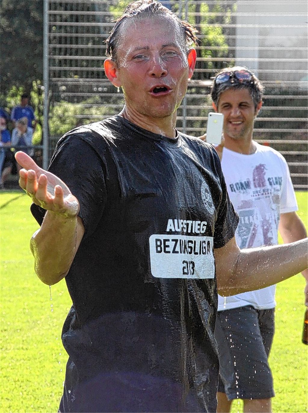 Patschnass nach einer Bierdusche, aber nach dem Relegationsspiel rundum glücklich und erleichtert: Trainer Thomas Fritsch war schon beim letzten Bezirksliga-Aufstieg des SV Illingen dabei. Foto: Eigner