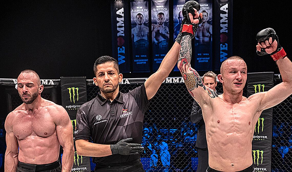 Paul Braun (re.) bei der Siegerehrung in der Porsche-Arena. Er besiegte seinen Gegner Ilias Moysidis in der zweiten Runde. Fotos: privat