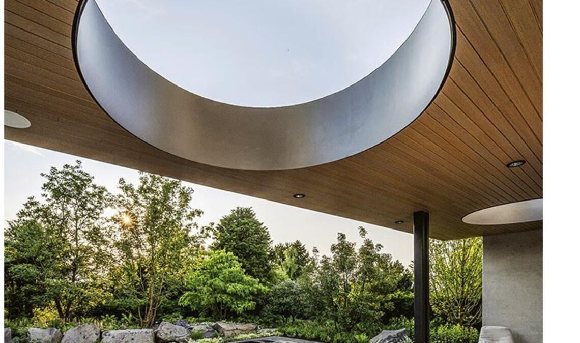 Paul Heidt hat die abgehängten Holzdecken im Haus in den Außenbereich gezogen und somit einen geschützten Sitzplatz geschaffen.