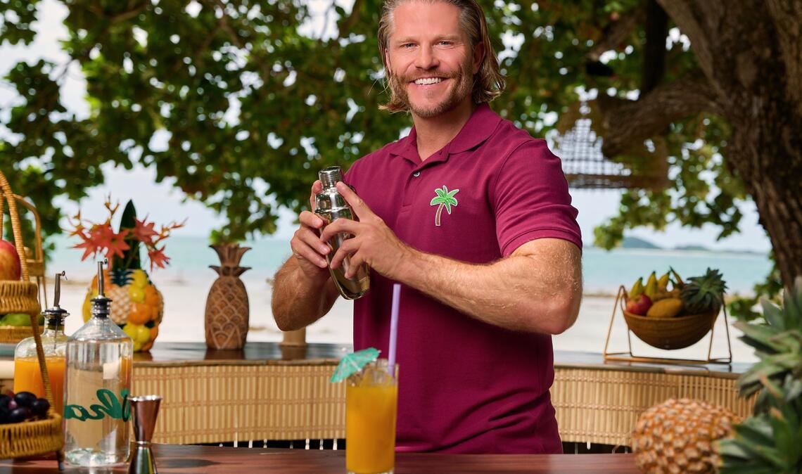 Paul Janke mixt nicht nur die Cocktails, er steht den Kandidaten mit Rat zur Seite.