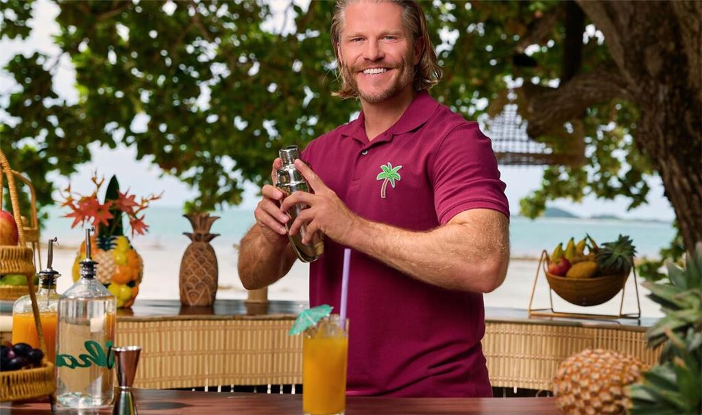 Paul Janke mixt nicht nur die Cocktails, er steht den Kandidaten mit Rat zur Seite.