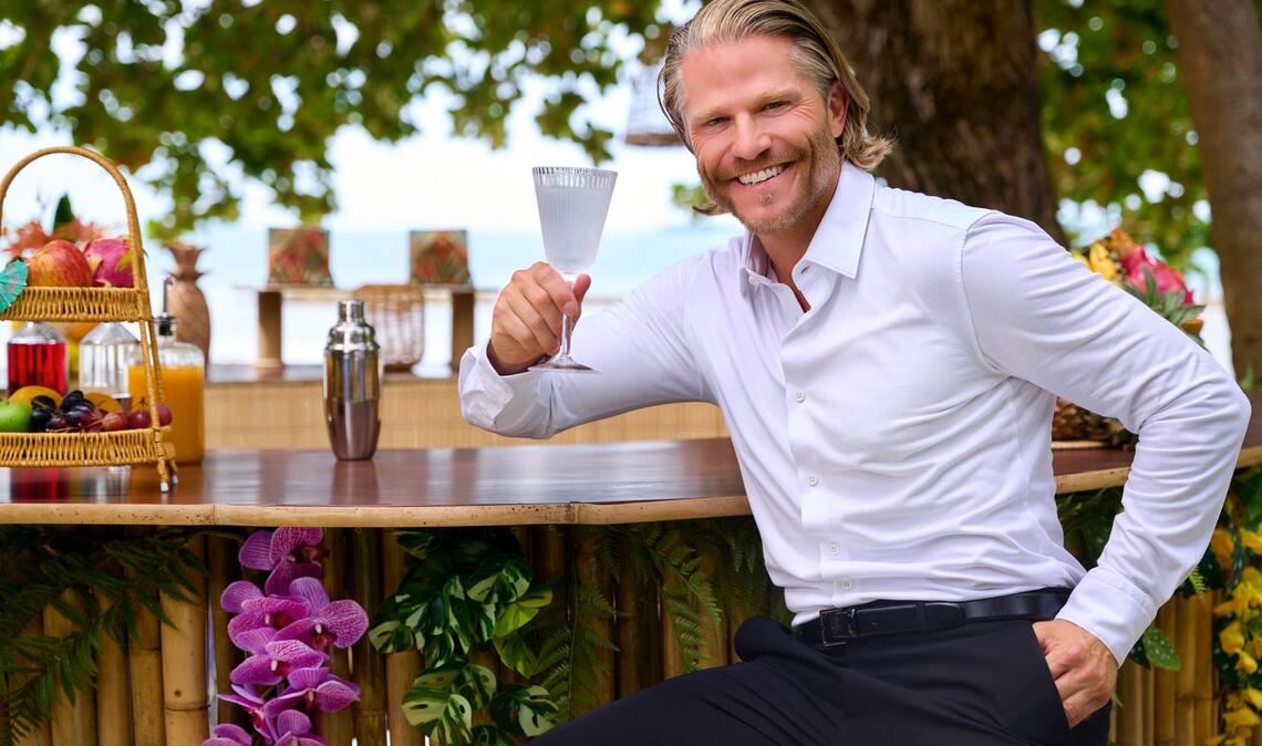 Paul Janke übernimmt auch dieses Mal wieder die Rolle als Barkeeper und Liebesberater.