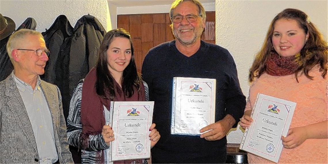 Paul Küper zeichnet Helen Müller, Heinz Wanner und Francesca Dankert für langjähriges Singen beim Liederkranz Iptingen aus.