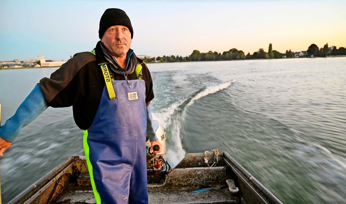 Paul Lachenmeir fährt frühmorgens aus den See hinaus.