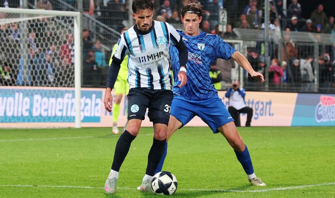 Paul Polauke (re.) gegen Flamur Berisha: Der Ex-Kickers-Spieler im Freiberger Dress freut sich auf das Pokalduell.