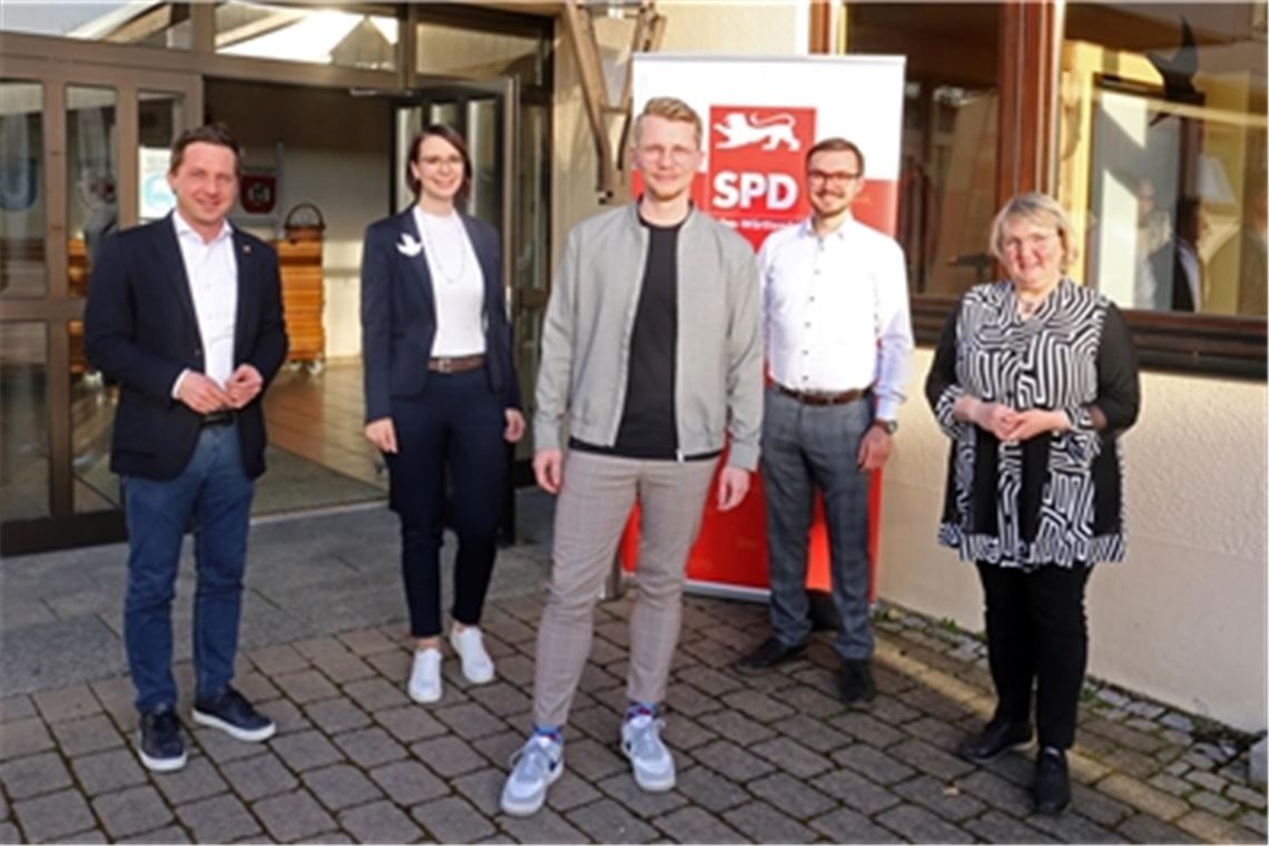 SPD zieht Schlussstrich unter Grabenkämpfe Paul Renner (Mitte) ist Vorsitzender des neuen SPD-Kreisverbands Enzkreis/Pforzheim. Seine Stellvertreter sind Annkathrin Wulff (2.v.li.) und Michael Hofsäß (2.v.re.). Nicht nur als Bundestagsabgeordnete der Region, sondern auch als Parlamentarische Geschäftsführerin freut sich Katja Mast (re.) über die Fusion, von der sich auch Sascha Binder, Generalsekretär der Südwest-SPD, frischen Wind für die Sozialdemokratie verspricht. Foto: Goertz