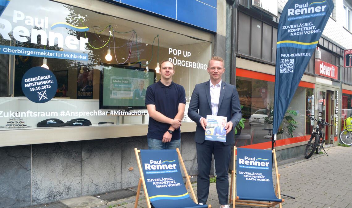 Renner eröffnet Wahlkampfbüro Paul Renner (re.) und Oskar Gregori vor dem Bürgerbüro des OB-Kandidaten. Foto: Stahlfeld