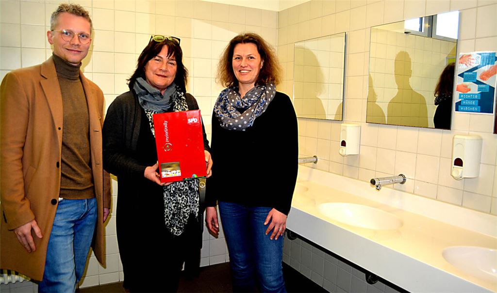 Paul Renner überreicht den Hygiene-Automaten an die Rektorin der Mörike-Schule, Andrea Maisel (Mitte), und ihre Stellvertreterin Susanne Schray. Foto: Stahlfeld