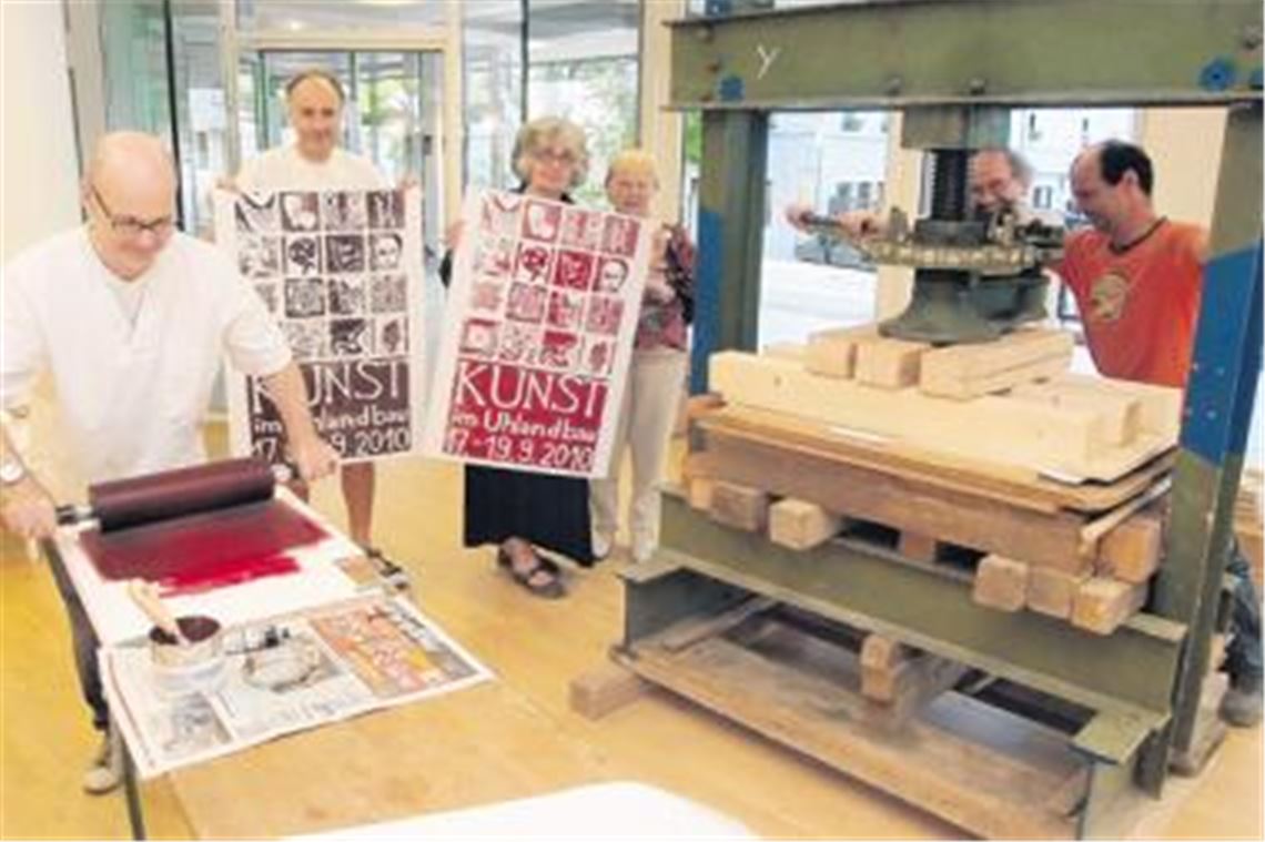 Paul Revellio, Walter Jooss, Sigrid Baumgärtner-Förschler, Inge Vollmer, Martin Eisenhardt und Jochen Gerst (v. li.) fertigen Plakate für die Ausstellung Kunst im Uhlandbau an. Foto: Fotomoment