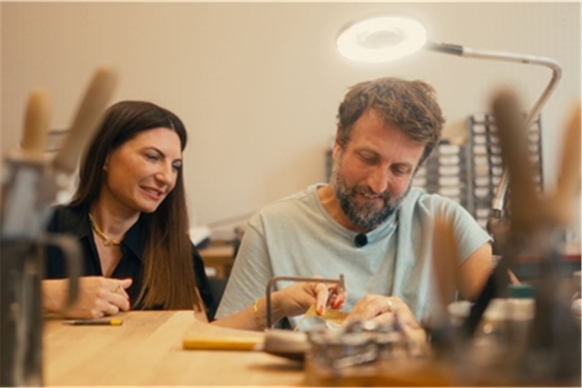 Influencer Paul Ripke wirbt für Pforzheim Paul Ripke geht bei Schmuckdesignerin Jasmina Jovy in die Lehre. Foto: ©Tourismus Marketing Ba-Wü/Die Städte des Südens