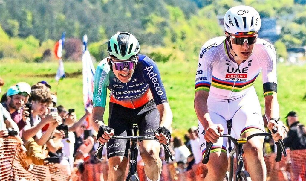 Paul Seixas (li.) fährt bei Lüttich-Bastogne-Lüttich dem Radsport-Superstar Tadej Pogacar noch hinterher