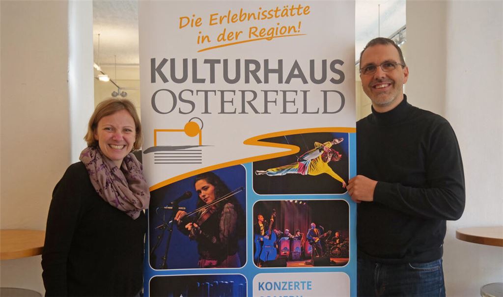 Paul Taube und Katinka Rabenseifner präsentieren das Programm für die Monate April bis August, das mit vielen Höhepunkten aufwartet. Foto: Friedrich