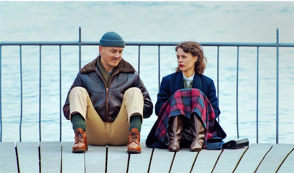 Paula Beer als Julika Stiller-Tschudy,  Albrecht Schuch als James Larkin White. 

Foto: Studiocanal/epd