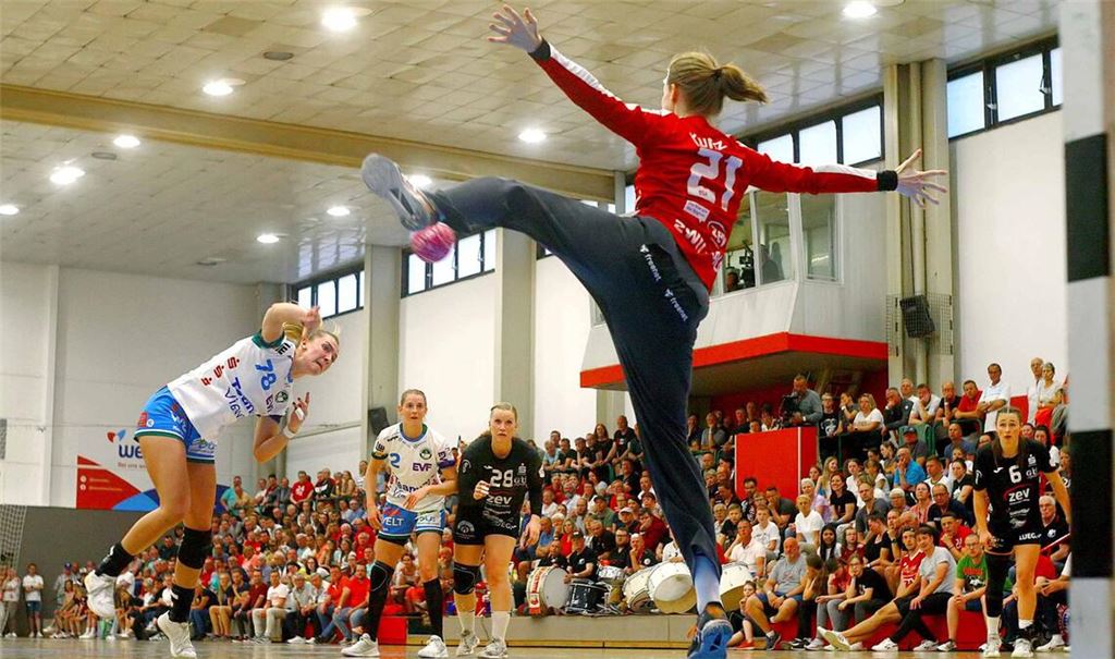 Paulina Uscinowicz verwandelt einen ihrer Siebenmeter für die  Frisch-Auf-Frauen in Zwickau – sie hofft mit ihrem Team   nach dem Rückspiel am Samstag,  den Bundesliga-Aufstieg feiern zu können.