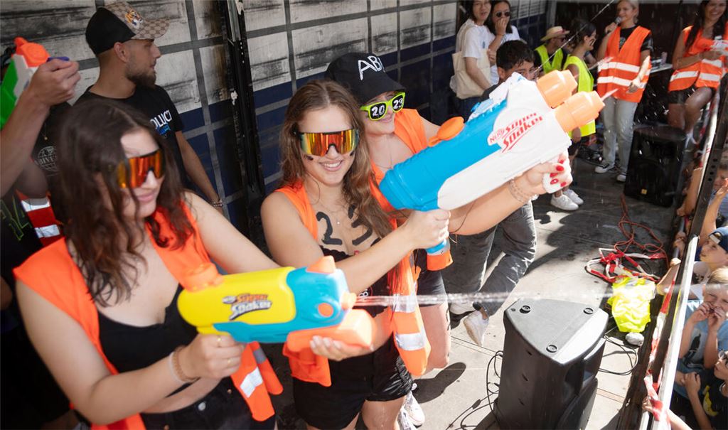 Pause vom Schulbetrieb: Die frischgebackenen Abiturienten sorgen für eine Abkühlung beim Publikum. Foto: Fotomoment