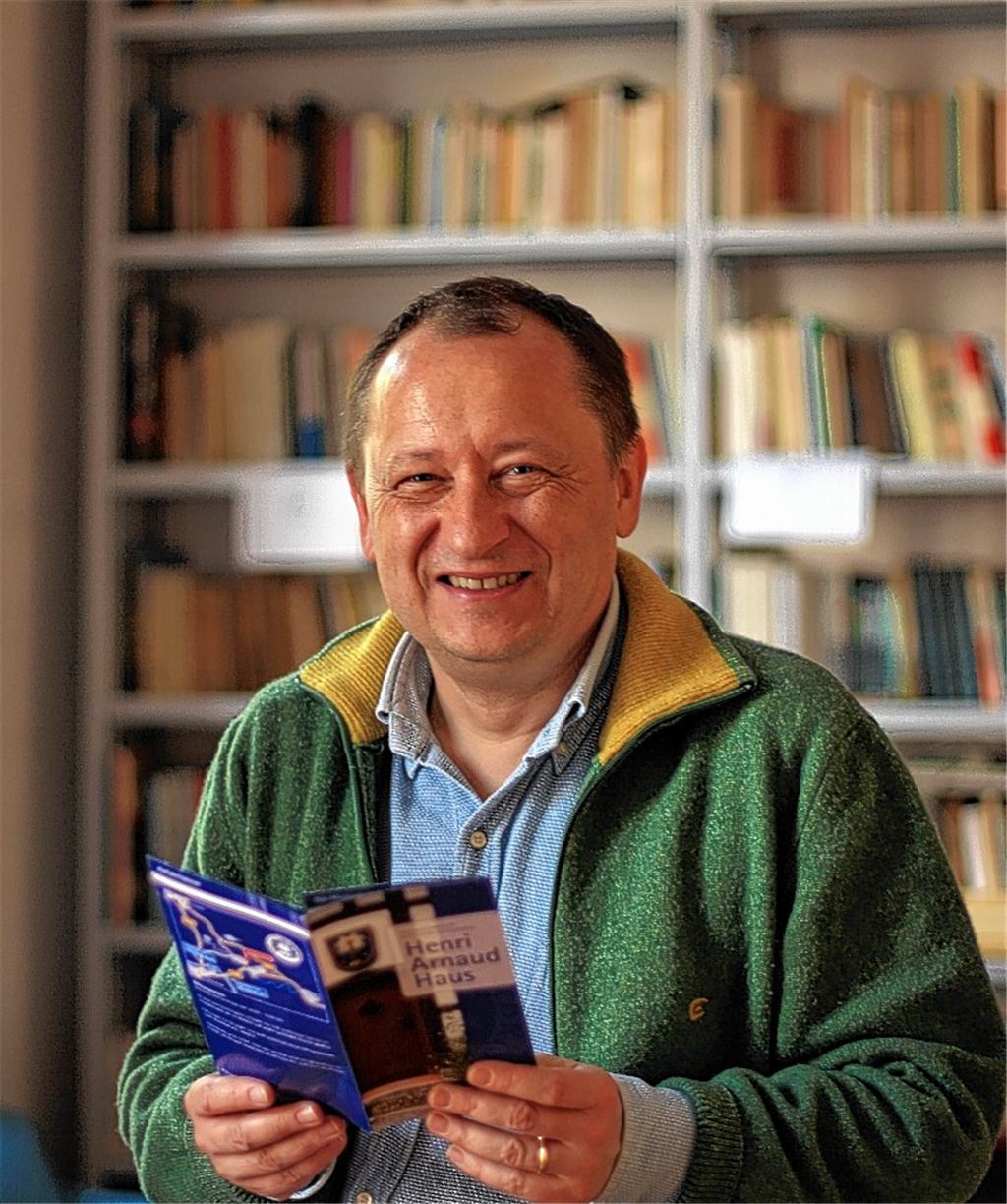 Pawel Gajewski, Waldenserpfarrer in Florenz, studiert mit großem Interesse die Broschüre des Waldensermuseums in Schönenberg. Obwohl er regelmäßig in Deutschland zu Gast ist, hat er das Henri-Arnaud-Haus bislang nicht besucht.