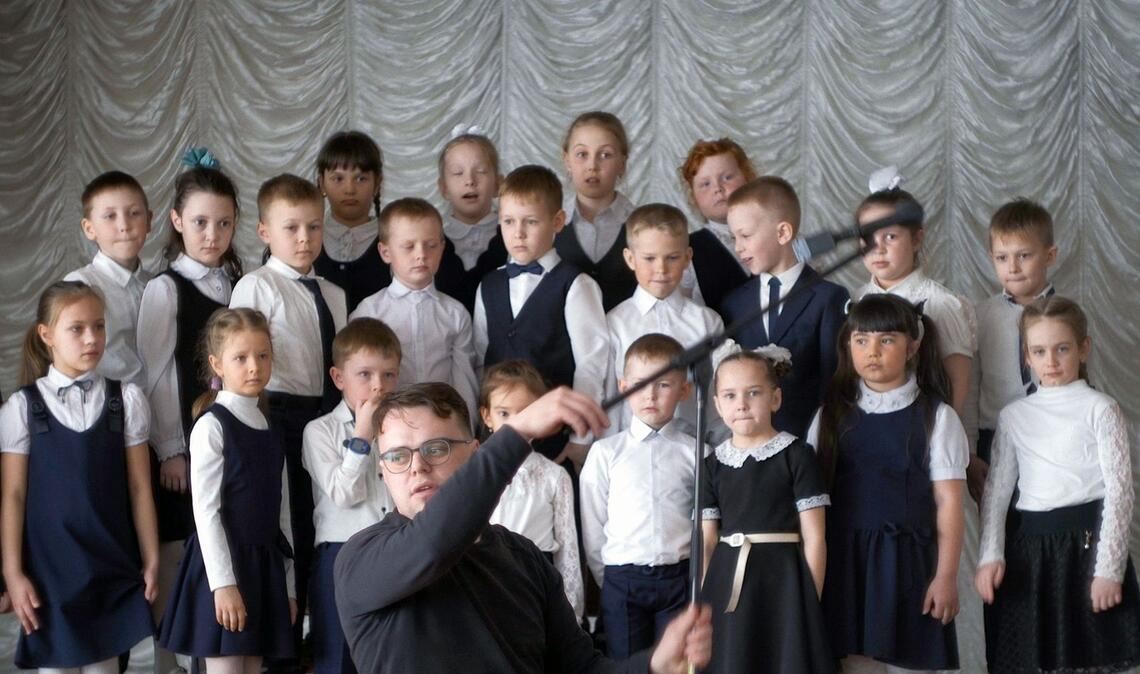 Pawel, genannt Pascha, dokumentiert patriotische Schulveranstaltungen für das Bildungsministerium - Szene mit Pawel Talankin und Schulkindern aus der Doku und dem Oscar-Gewinnerfilm "Ein Nobody gegen Putin".