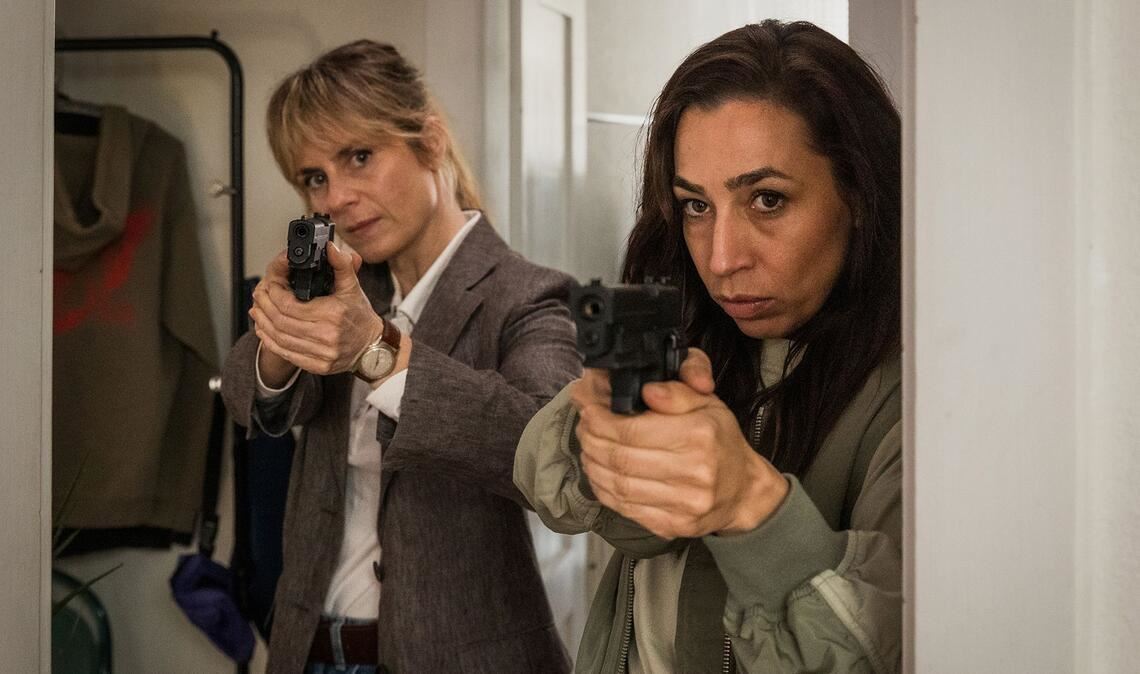 Pech für die beiden Einbrecher: Auch Kommissarin Tessa Ott (Carol Schuler, r.) und ihre Kollegin Kommissarin Isabelle Grandjean (Anna Pieri Zuercher) sind gerade in der Wohnung des Opfers.