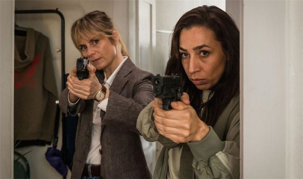 Pech für die beiden Einbrecher: Auch Kommissarin Tessa Ott (Carol Schuler, r.) und ihre Kollegin Kommissarin Isabelle Grandjean (Anna Pieri Zuercher) sind gerade in der Wohnung des Opfers.