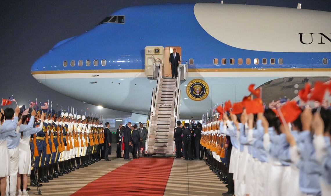 Peking: Große Bühne am Airport – Trump landet in China mit der Air Force One