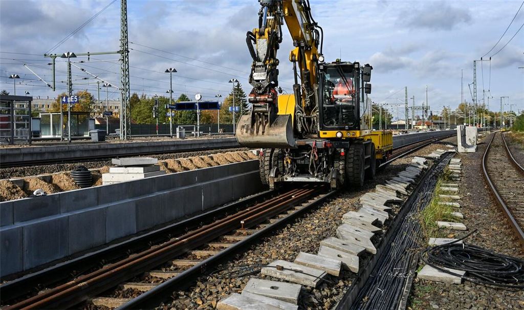 Pendler müssen weiter Geduld beweisen: Die Sanierung der Strecke Hamburg-Berlin verzögert sich. (Archivbild)