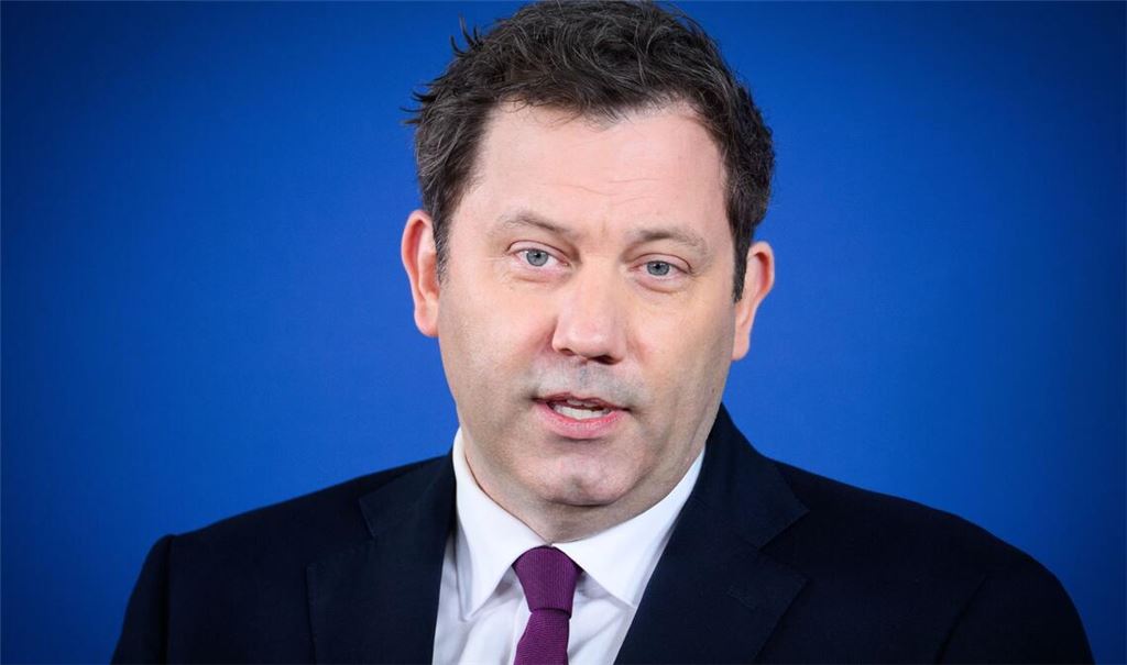 Pendlerpauschale rauf? Lars Klingbeil will dafür Geld bei den Ölkonzernen abschöpfen.