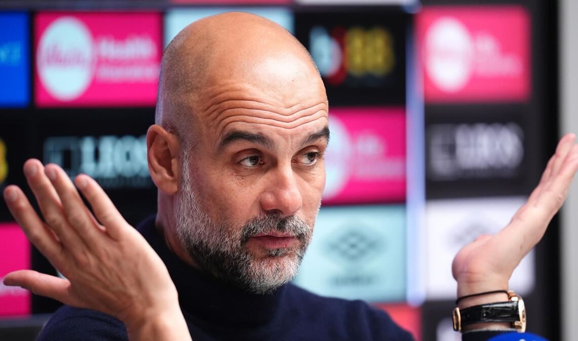 Pep Guardiola, Trainer von Manchester City, spricht während einer Pressekonferenz nach dem Premier-League-Spiel im Vitality Stadium zu den Medien.