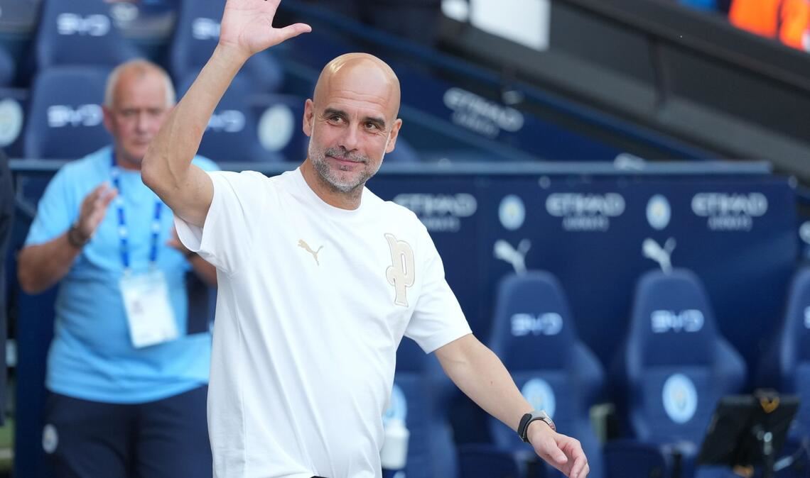 Pep Guardiola. Trainer von Manchester City, winkt den Fans nach seinem letzten Spiel als City-Trainer.