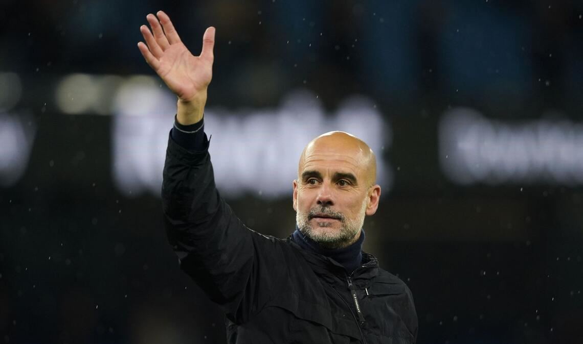 Pep Guardiola begrüßt die Fans nach dem Spiel (Archivbild).