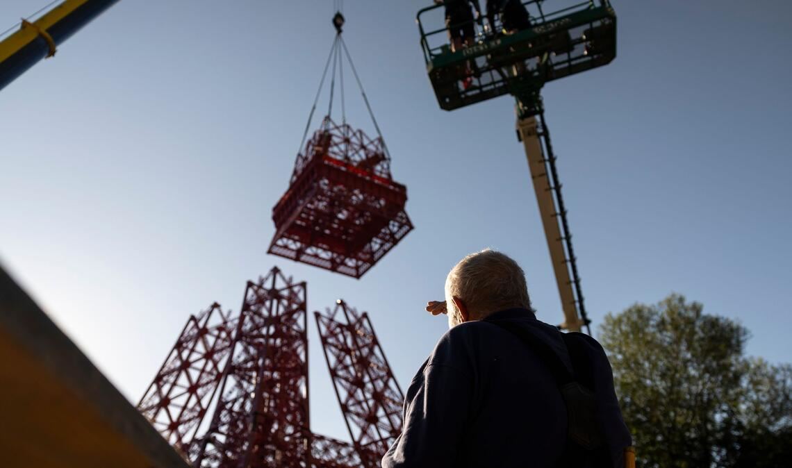 Eiffelturm im Kleinformat bald mitten im Elsass Per Kran wurden die Bestandteile des elsässischen Eiffelturms zusammengesetzt.