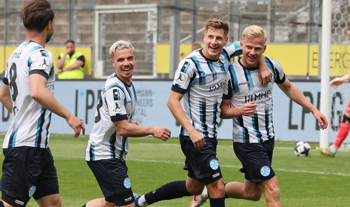 Per Lockl (ganz re.) ist  beim SSV Ulm 1846 im Gespräch – im Gegensatz zu ihm haben Nico Blank, Christian Mauersberger und David Tomic (v. re.)  über den Sommer hinaus gültige Verträge bei den Kickers.